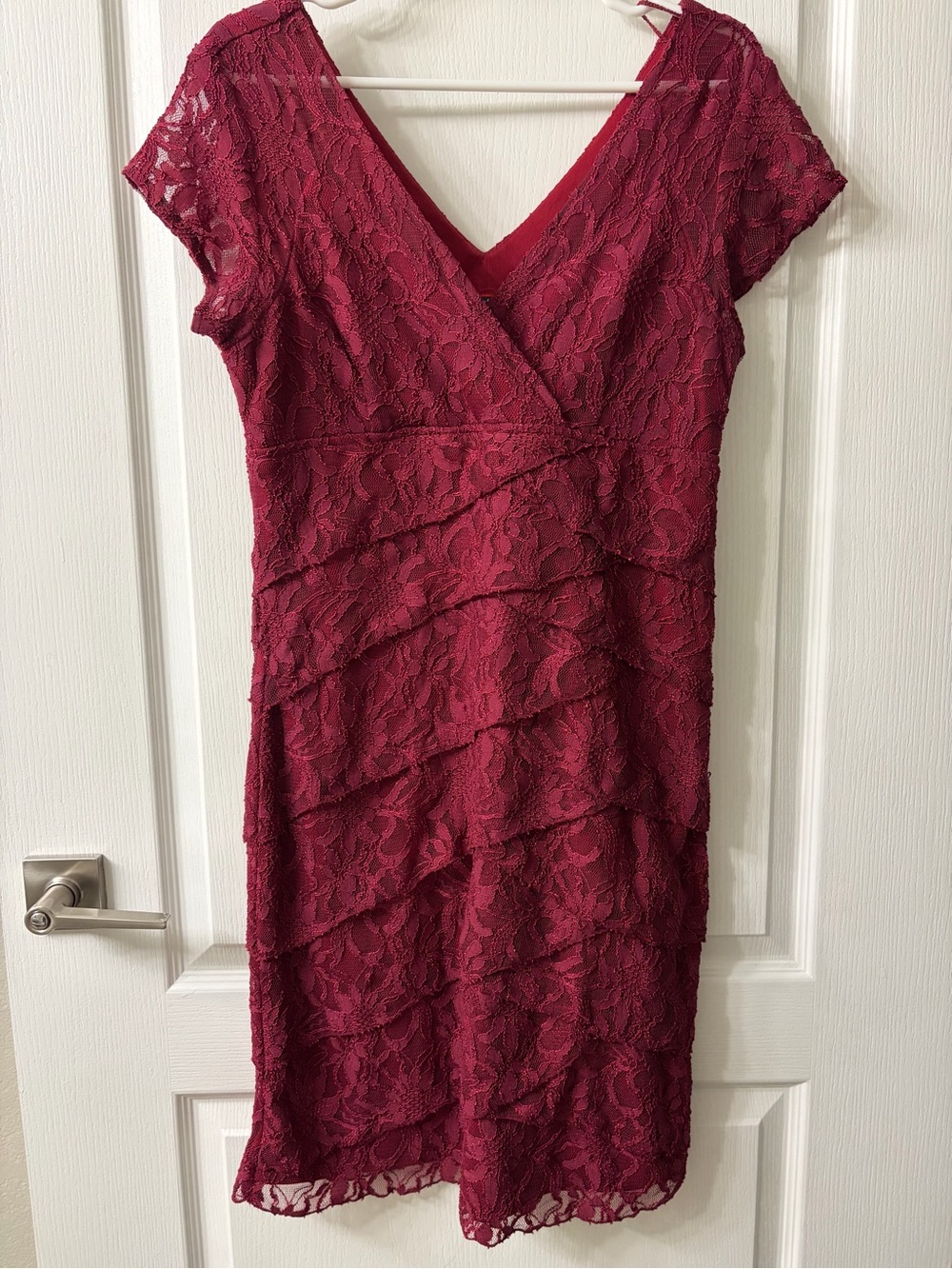 Scarlett Women's Lace V‑Neck Sheath Dress in Deep Burgundy
